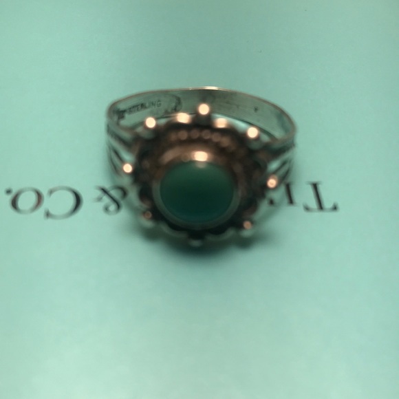 silver ring with green emerald - Picture 2 of 5